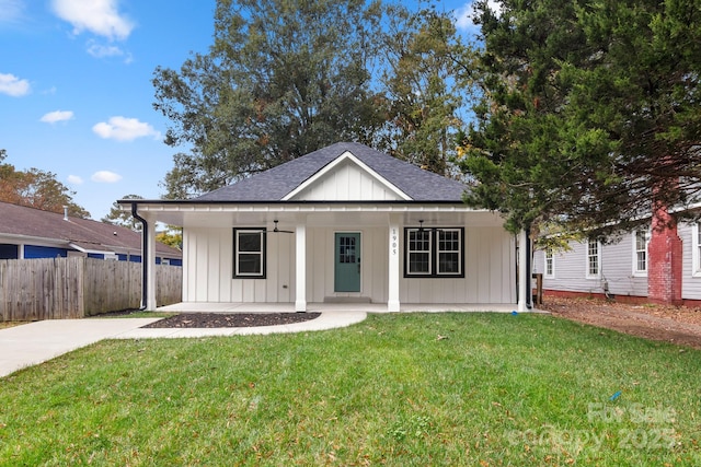 view of front of property featuring a front yard and a porch