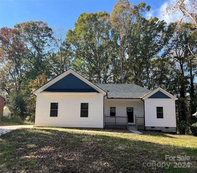 view of front of property featuring a porch and a front lawn