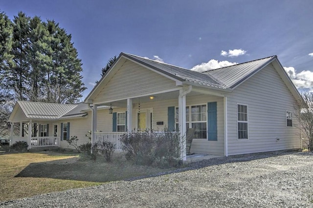 view of front of home with ceiling fan and covered porch