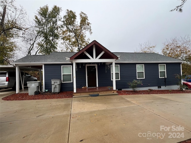 view of front of property featuring a carport