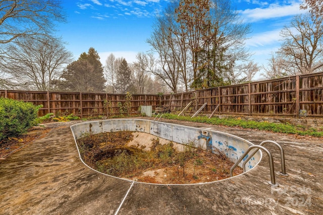 view of swimming pool