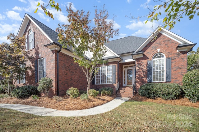 front facade featuring a front yard