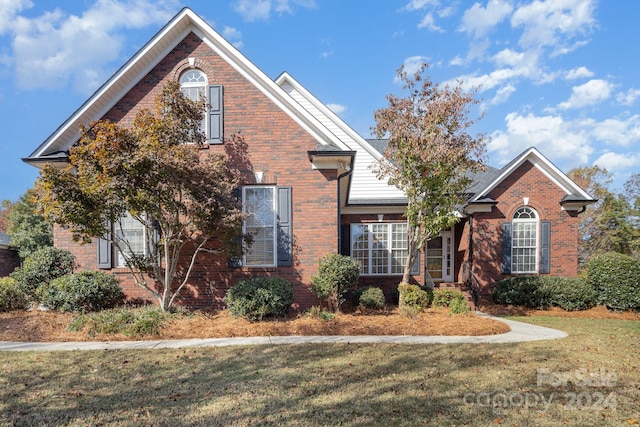 view of front property featuring a front lawn