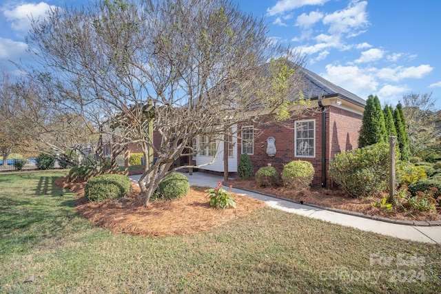 view of front of home featuring a front yard