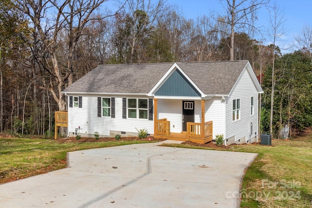 view of front facade featuring central AC and a front yard