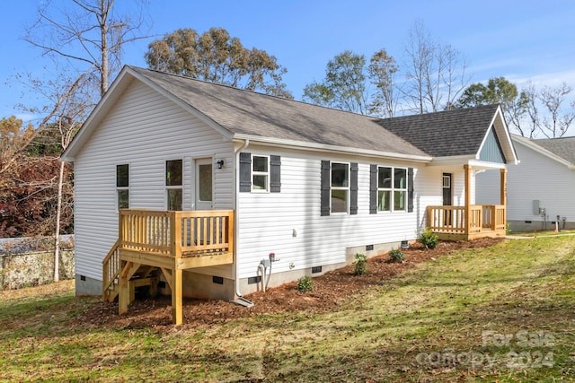 view of front of property featuring a front yard