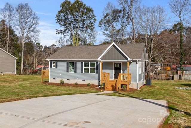 view of front facade featuring cooling unit and a front yard