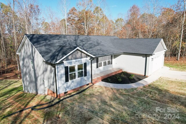 view of front facade with a garage and a front lawn