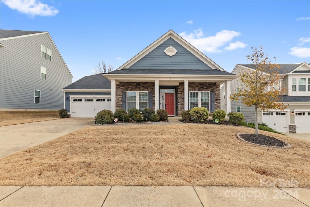 view of front of property featuring a garage and a front yard