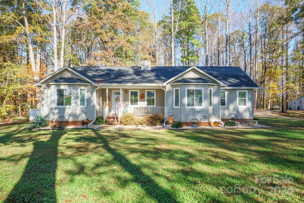 ranch-style home with a front lawn and a porch