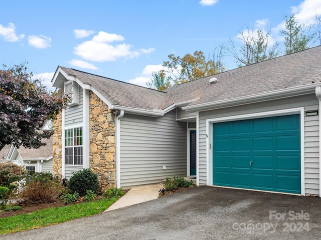 view of front facade featuring a garage