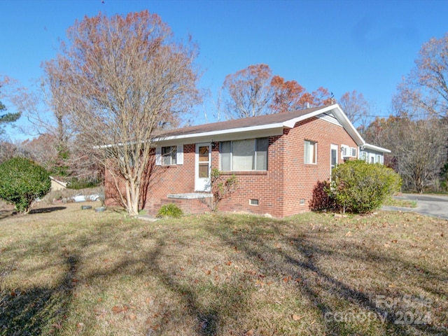 view of front of house featuring a front lawn