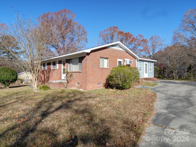 view of front facade with a front lawn