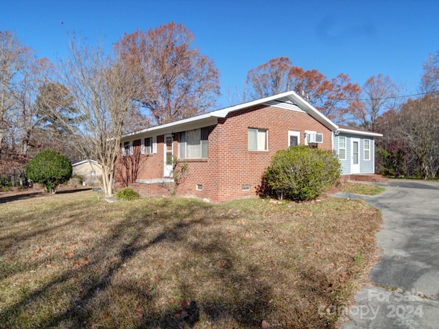 single story home featuring a front lawn