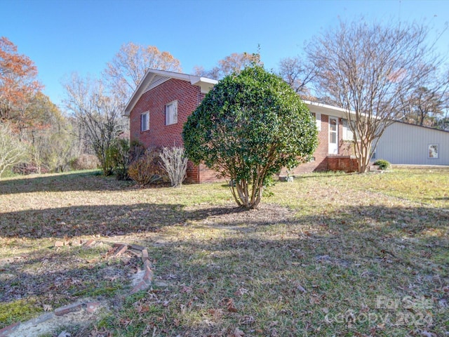 view of front facade featuring a front lawn