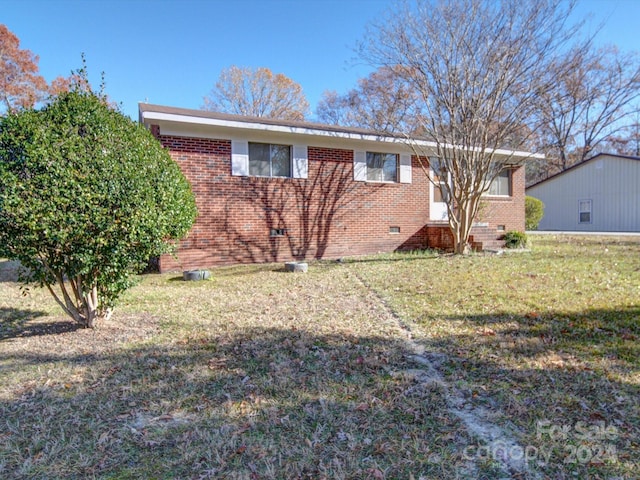 view of front of home featuring a front yard