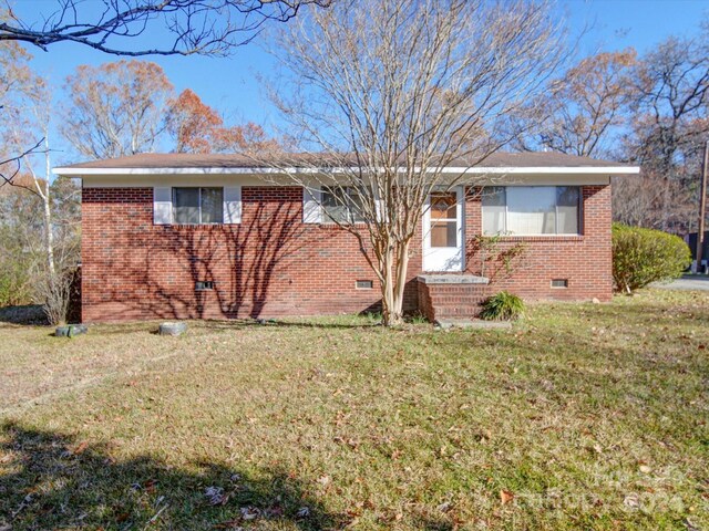 view of front of property with a front lawn