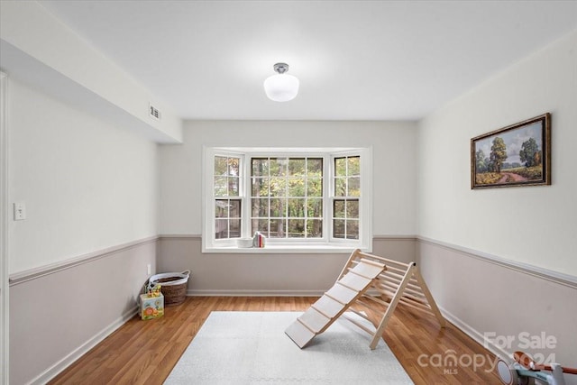 living area with light hardwood / wood-style flooring