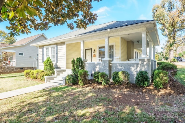 402 W 7th St, Newton, NC 28658 - bungalow-style house with covered porch and a front lawn