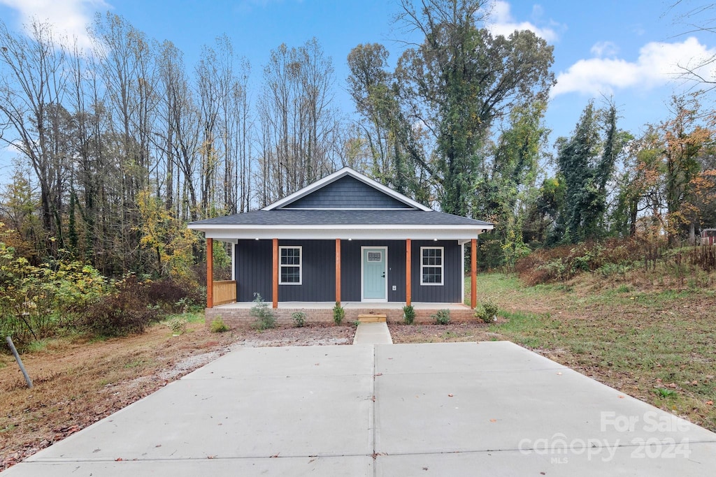 view of front of property featuring a porch