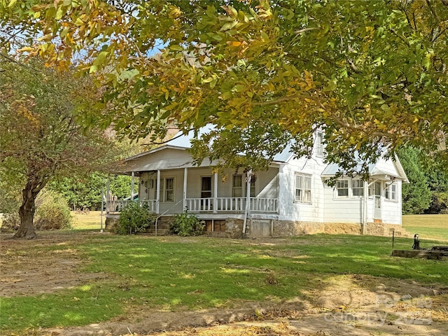 view of front of home featuring a porch and a front yard