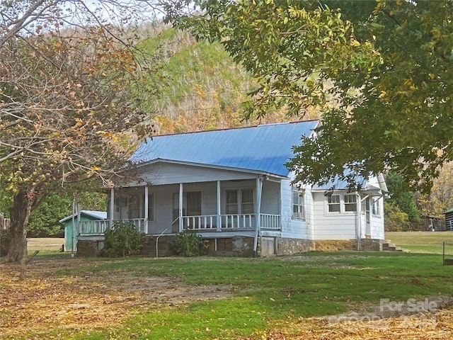 view of front facade with covered porch and a front yard