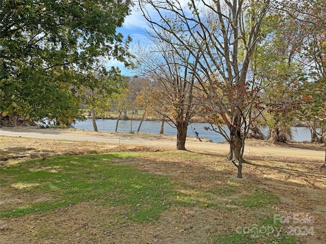 view of yard featuring a water view