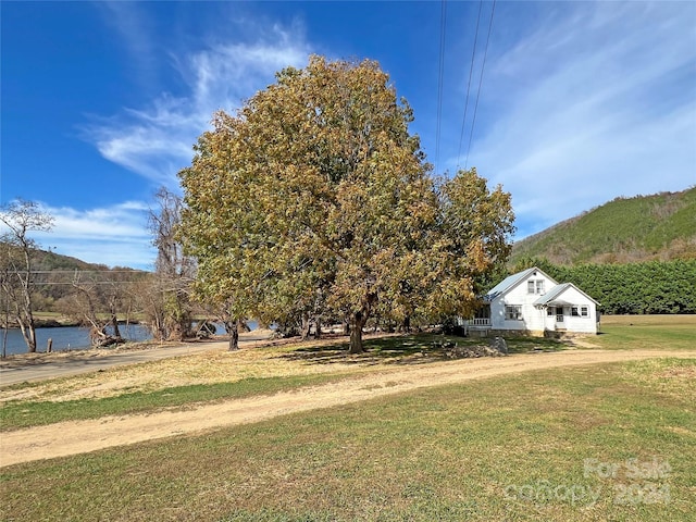 view of yard featuring a mountain view