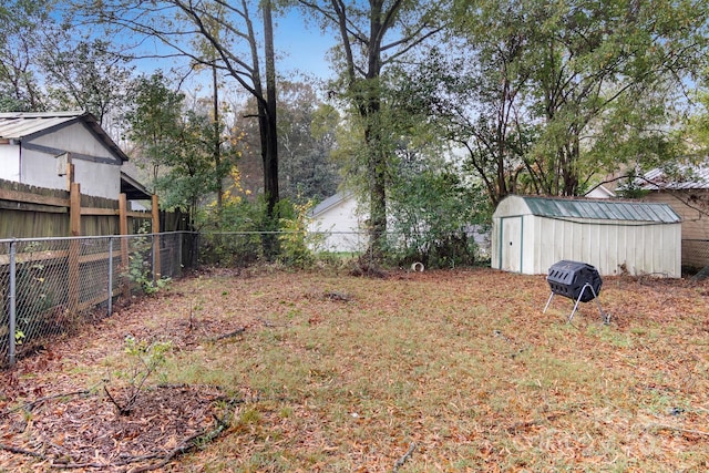 view of yard with a storage unit