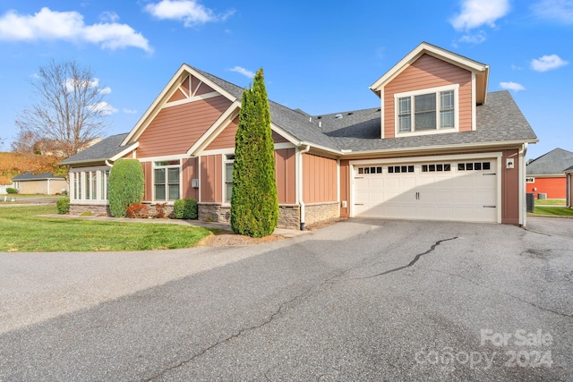 craftsman house with a front lawn