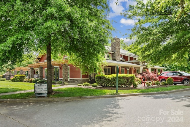 view of front of house featuring a front yard