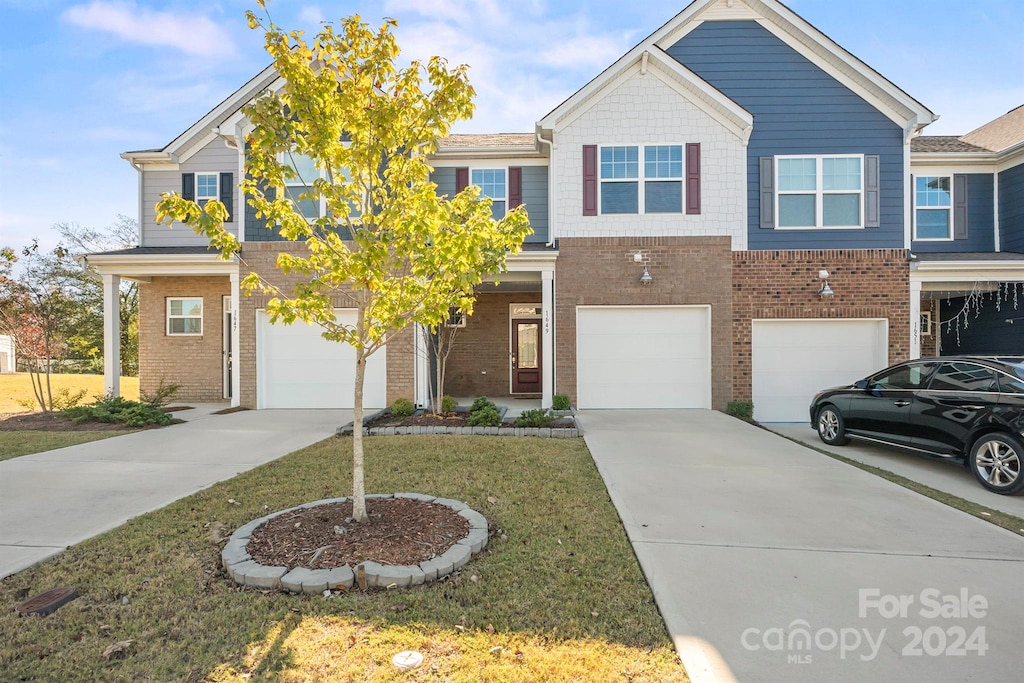 view of front facade featuring a front yard and a garage