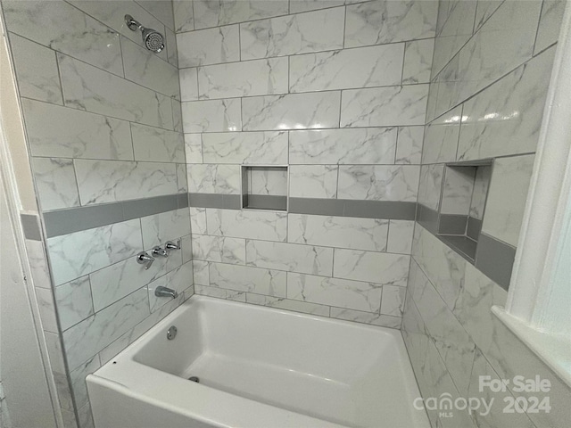 bathroom with tiled shower / bath