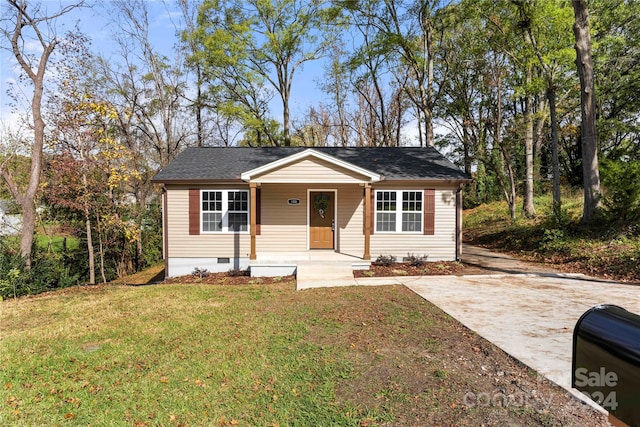 view of front of property featuring covered porch and a front lawn