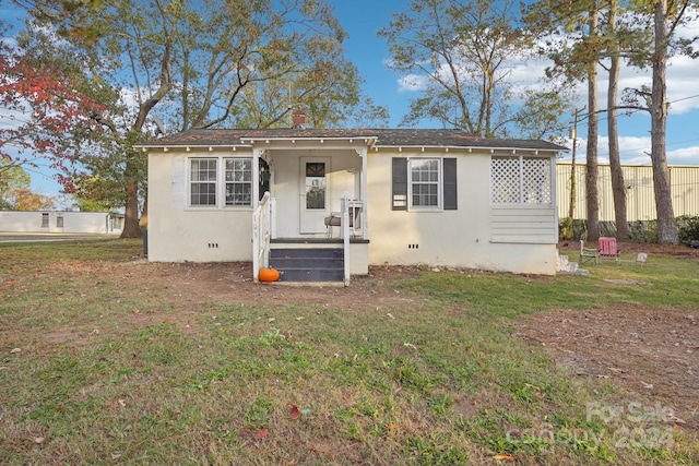 view of front facade featuring a front lawn