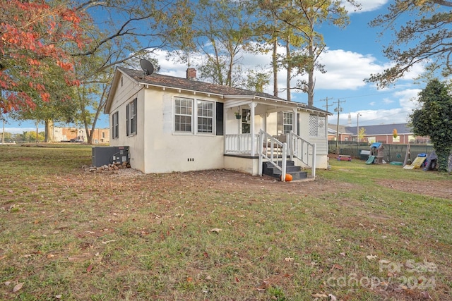 view of front of property with a front lawn