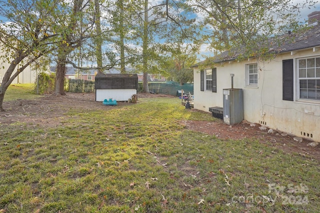 view of yard featuring a storage unit