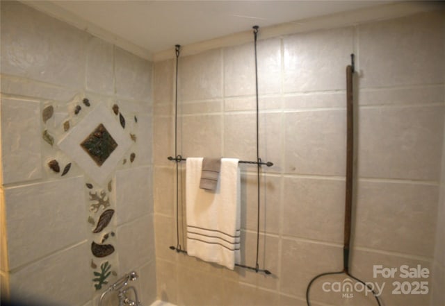bathroom with shower / tub combination
