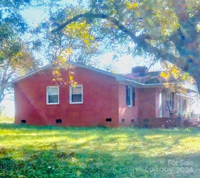 view of side of property featuring a yard