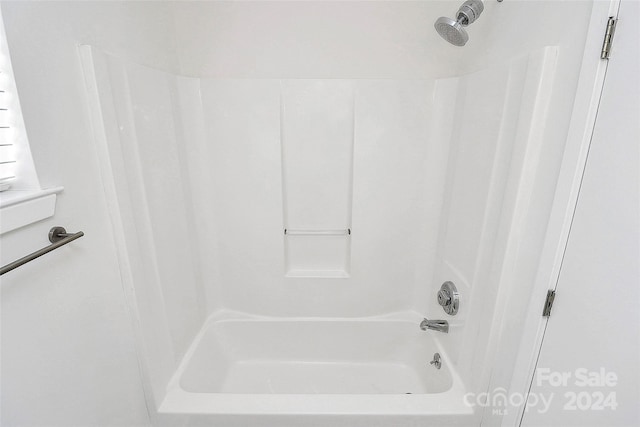 bathroom featuring shower / washtub combination