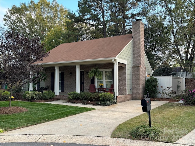 view of front facade with covered porch and a front yard