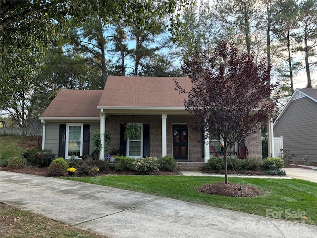 view of front of house featuring a front lawn