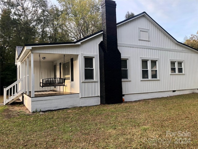 back of house featuring a lawn