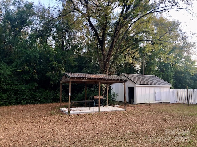 view of yard with an outbuilding and fence