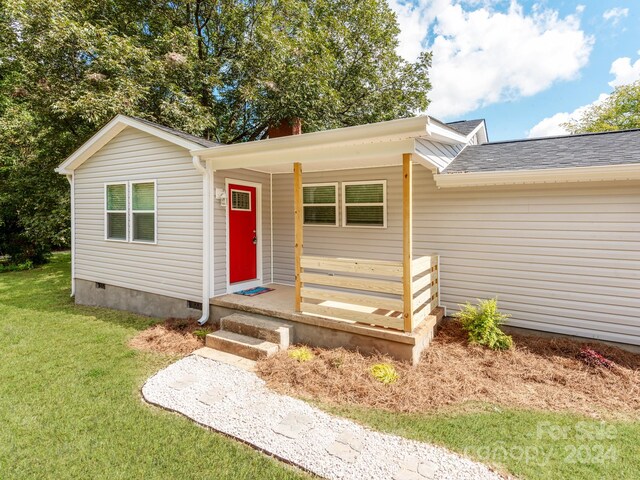 view of front of property featuring a front lawn