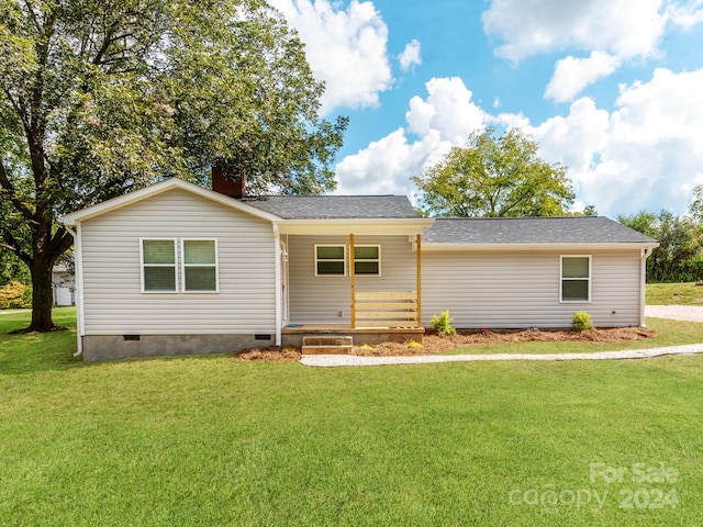 view of front of property featuring a front lawn