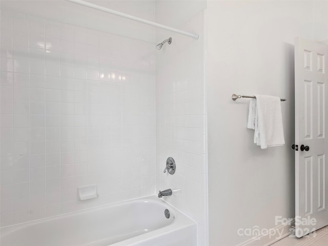 bathroom with tiled shower / bath