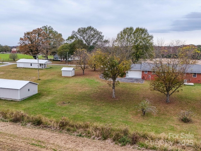 view of yard with an outdoor structure