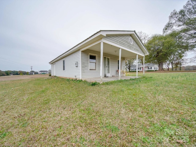 view of front of house with a front lawn