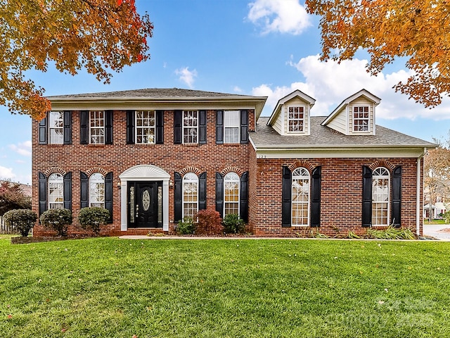 colonial home featuring a front yard